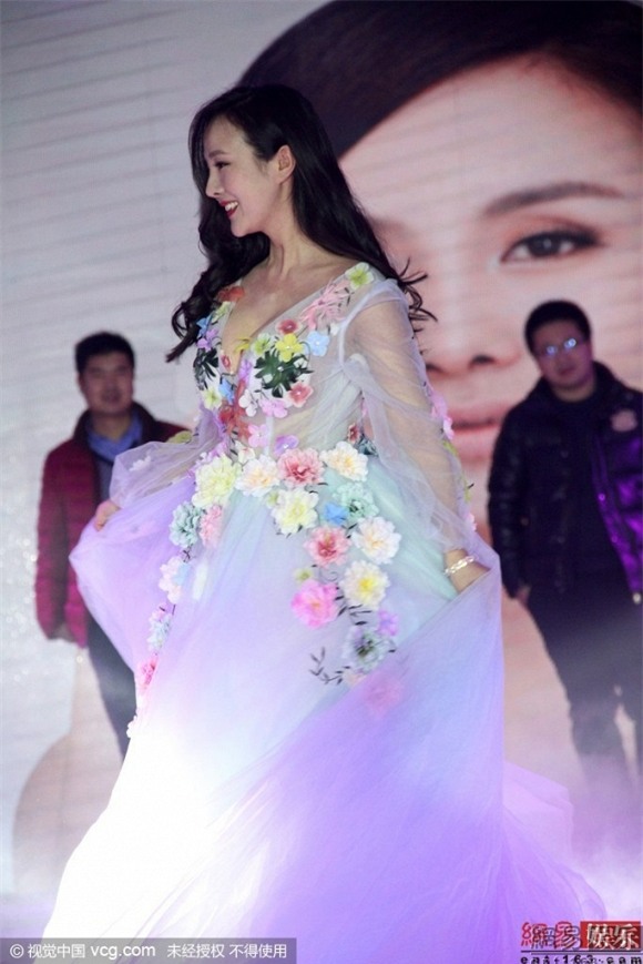 Can Lộ Lộ diện váy diêm dúa chèn ép vòng một gây chú ý tại sự kiện 8