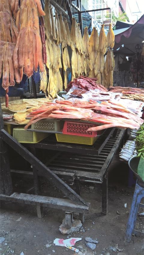 Khô đặc sản Campuchia tại chợ Lê Hồng Phong Q.10 được bày lộ thiên ngoài trời, mặccho ruồi nhặng bu, khói bụi bám