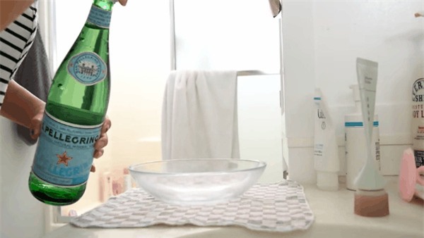 dùng nước có ga để rửa mặt