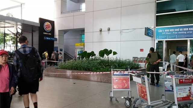 Du khách nước ngoài rơi lầu ở sân bay Tân Sơn Nhất