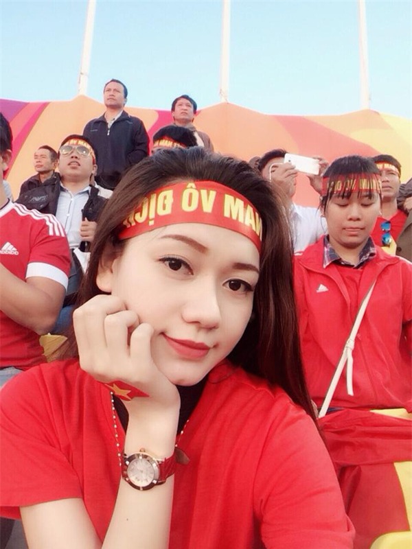 Fan nữ Việt Nam xinh đẹp say mê hát quốc ca “gây bão” trên mạng xã hội - Ảnh 1.