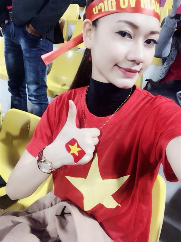 Fan nữ Việt Nam xinh đẹp say mê hát quốc ca “gây bão” trên mạng xã hội - Ảnh 5.