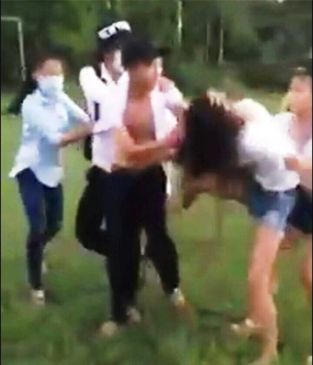 Nữ sinh Huế hẹn bạn nam ra sân bóng đánh nhau