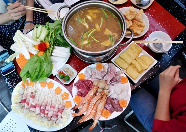 Đi ăn lẩu ngon rẻ khó tin ở khu Trung Tự 1