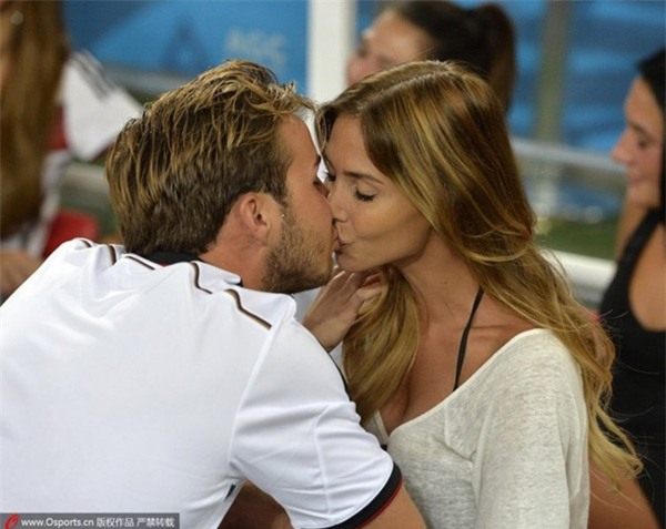 Những màn khóa môi ngọt lịm của sao bóng đá và WAGs ngay trên sân cỏ - Ảnh 5.