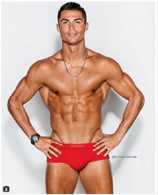 Ronaldo khoe body siêu chuẩn bên thiên thần Alessandra Ambrosio - Ảnh 4.