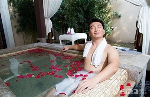 bang hoang phat hien vo sinh do tam suoi nuoc nong - 1