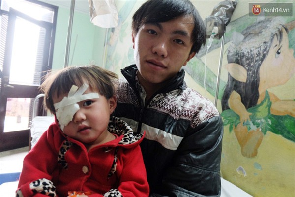 Gia cảnh bần cùng của bé gái 2 tuổi bị… khoét mắt vì ung thư võng mạc - Ảnh 1.