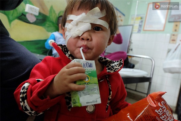 Gia cảnh bần cùng của bé gái 2 tuổi bị… khoét mắt vì ung thư võng mạc - Ảnh 3.