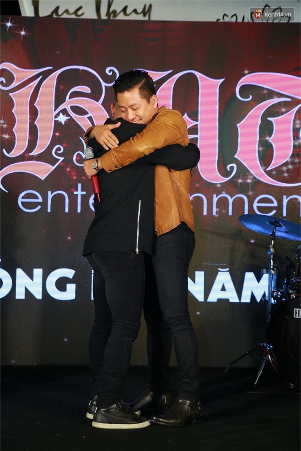 Tú Dưa rơi nước mắt khi Tuấn Hưng mua tặng xe hơi 700 triệu đồng - Ảnh 1.