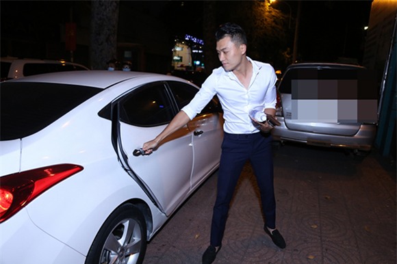 Hương Tràm được trai lạ đưa đón đến The Remix 0