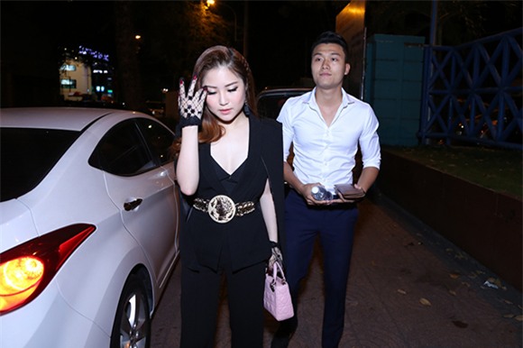 Hương Tràm được trai lạ đưa đón đến The Remix 3