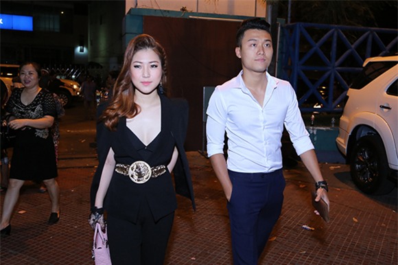 Hương Tràm được trai lạ đưa đón đến The Remix 5