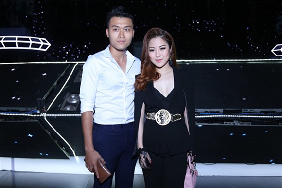 Hương Tràm được trai lạ đưa đón đến The Remix 6