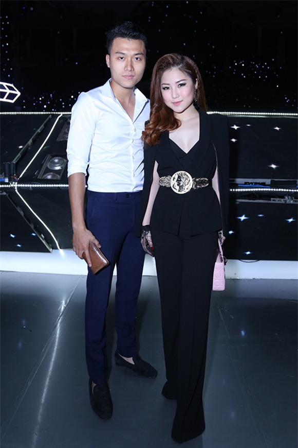 Hương Tràm được trai lạ đưa đón đến The Remix 7