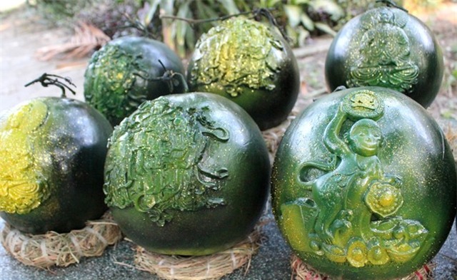 250.000 đồng một trái dưa hấu Tết đắp phù điêu ở Sài Gòn