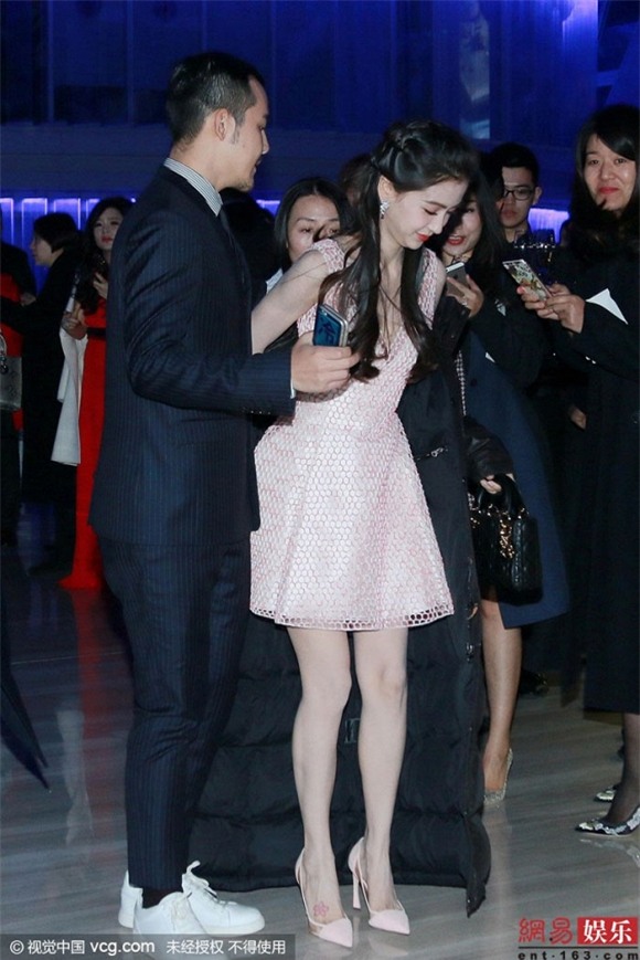 Angela Baby thu hút ánh nhìn khi diện váy khoét sâu vòng một 4