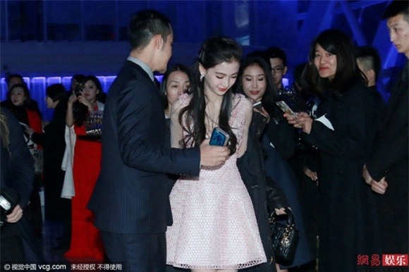 Angela Baby thu hút ánh nhìn khi diện váy khoét sâu vòng một 3