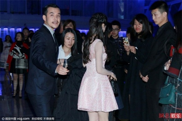 Angela Baby thu hút ánh nhìn khi diện váy khoét sâu vòng một 8