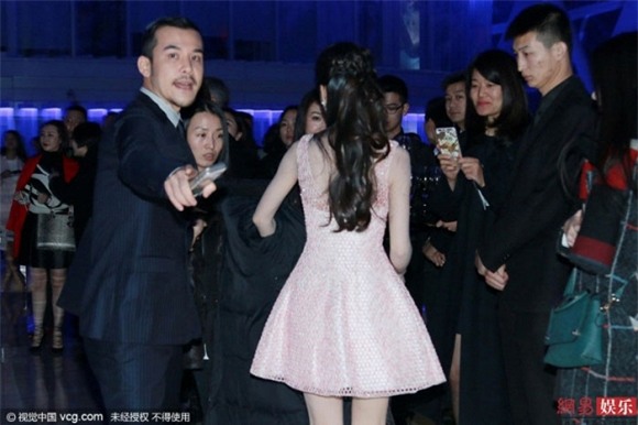 Angela Baby thu hút ánh nhìn khi diện váy khoét sâu vòng một 5