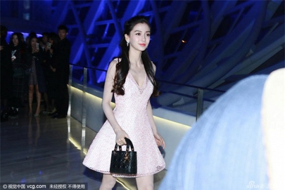 Angela Baby thu hút ánh nhìn khi diện váy khoét sâu vòng một 1