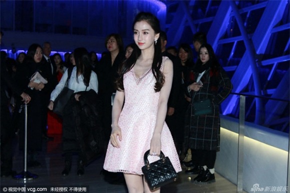 Angela Baby thu hút ánh nhìn khi diện váy khoét sâu vòng một 6