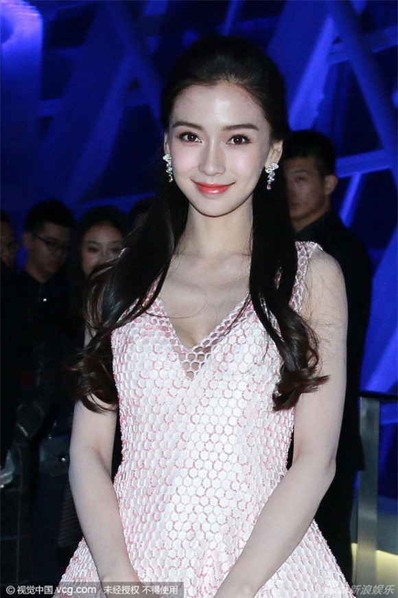 Angela Baby thu hút ánh nhìn khi diện váy khoét sâu vòng một 2