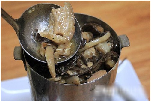 Khi thịt vừa xào xong, trong khi vẫn còn nóng nhanh tay cho thịt ra lá rồi gói lại