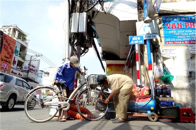 Sài gòn, miễn phí, tình người, đánh giày, bánh mỳ miễn phí, trà đá