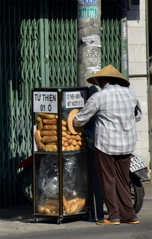 Sài gòn, miễn phí, tình người, đánh giày, bánh mỳ miễn phí, trà đá