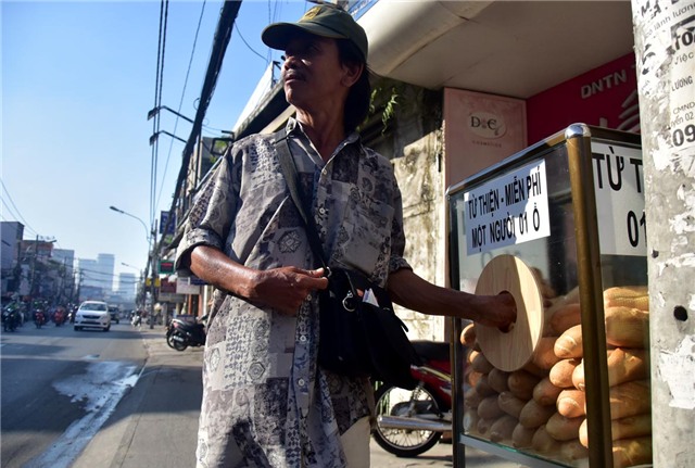 Sài gòn, miễn phí, tình người, đánh giày, bánh mỳ miễn phí, trà đá