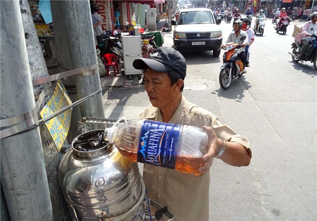 Sài gòn, miễn phí, tình người, đánh giày, bánh mỳ miễn phí, trà đá