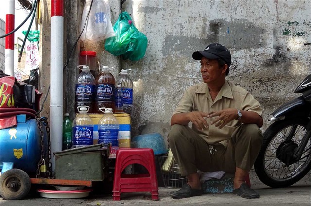 Sài gòn, miễn phí, tình người, đánh giày, bánh mỳ miễn phí, trà đá