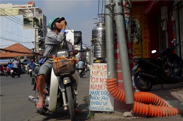 Sài gòn, miễn phí, tình người, đánh giày, bánh mỳ miễn phí, trà đá