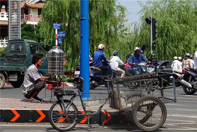 Sài gòn, miễn phí, tình người, đánh giày, bánh mỳ miễn phí, trà đá