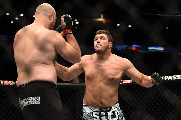 Võ sĩ mọc ổi trên đầu sau cú đấm tàn khốc của đối thủ - Ảnh 2.