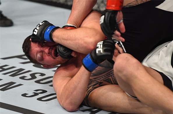 Võ sĩ mọc ổi trên đầu sau cú đấm tàn khốc của đối thủ - Ảnh 6.