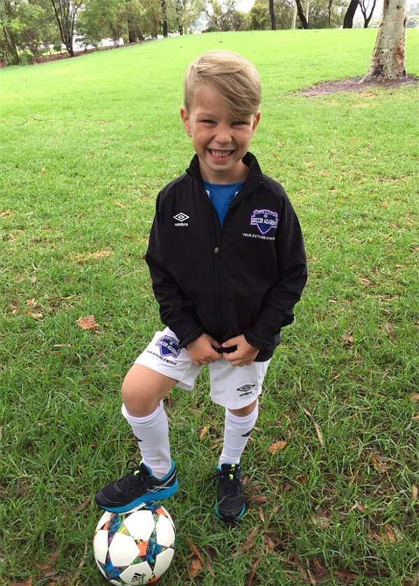 Cậu bé 6 tuổi “siêu” dễ thương khiến hàng loạt “ông lớn” thèm muốn - Ảnh 2.