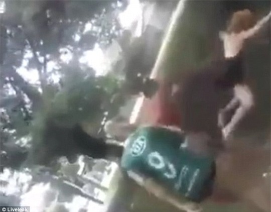 Cô vợ cùng bạn ném tình địch xuống hồ. Ảnh: Liveleak