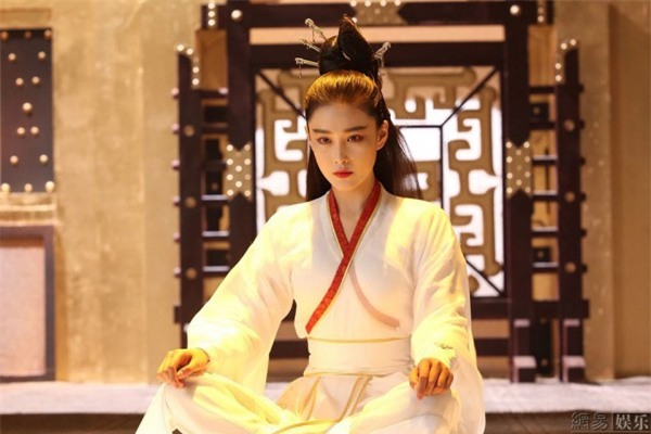 10-nu-than-co-trang-khuay-dao-man-anh-hoa-ngu-trong-nam-blogtamsuvn06