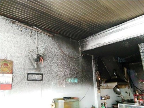 Hai mẹ con hoảng loạn trong căn nhà bốc cháy - Ảnh 3.
