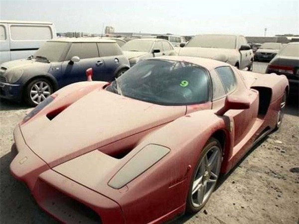 Tại thành phố Dubai xa hoa, siêu xe đắt tiền đến mấy cũng bị mồ côi chủ - Ảnh 1.