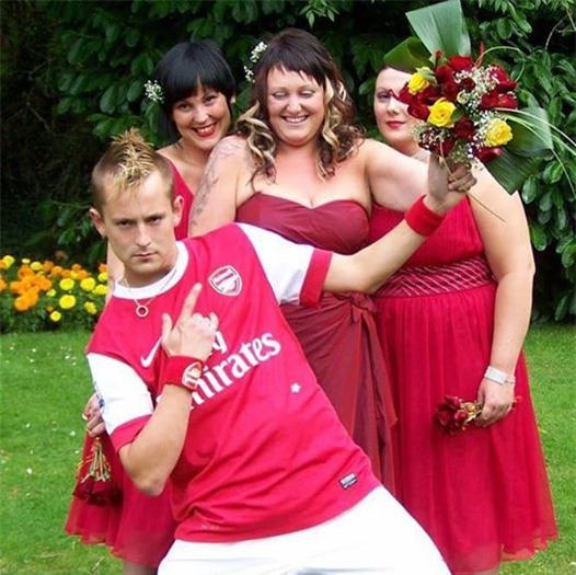 Chú rể mặc nguyên trang phục thi đấu của Arsenal trong ngày cưới - Ảnh 1.