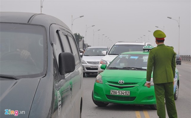 Ôtô đối đầu, cầu Vĩnh Tuy ùn tắc nhiều giờ