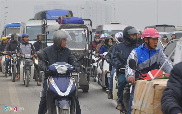 Ôtô đối đầu, cầu Vĩnh Tuy ùn tắc nhiều giờ