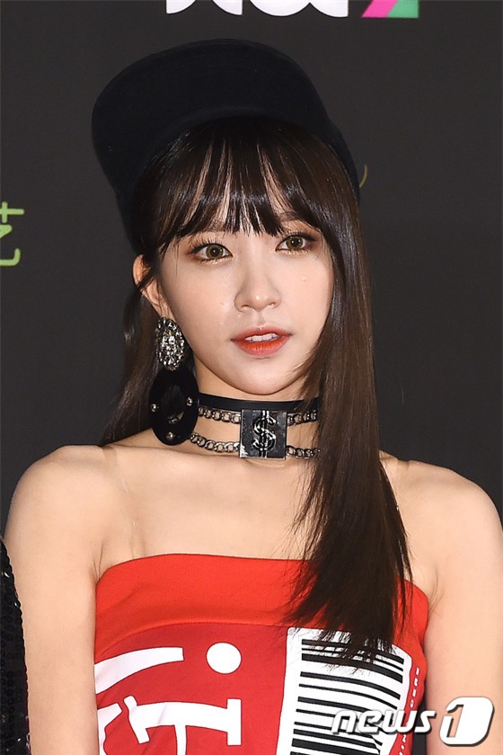 Seolhyun (AOA) lộ chân thâm đốm, Seohyun (SNSD) lộng lẫy trên thảm đỏ Grammy Hàn Quốc - Ảnh 12.
