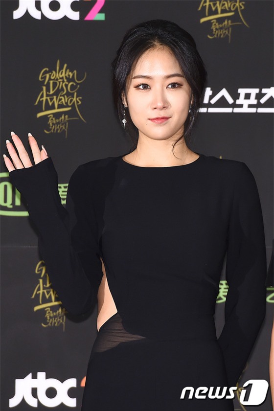 Seolhyun (AOA) lộ chân thâm đốm, Seohyun (SNSD) lộng lẫy trên thảm đỏ Grammy Hàn Quốc - Ảnh 16.