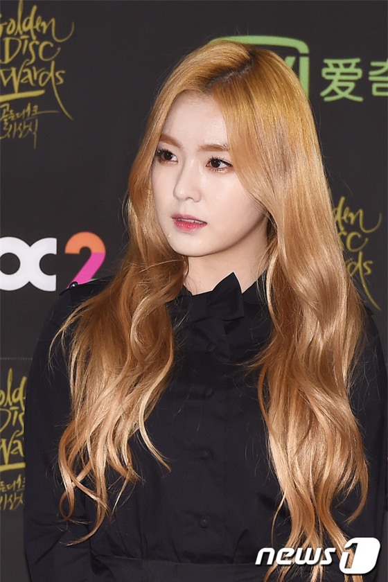 Seolhyun (AOA) lộ chân thâm đốm, Seohyun (SNSD) lộng lẫy trên thảm đỏ Grammy Hàn Quốc - Ảnh 20.