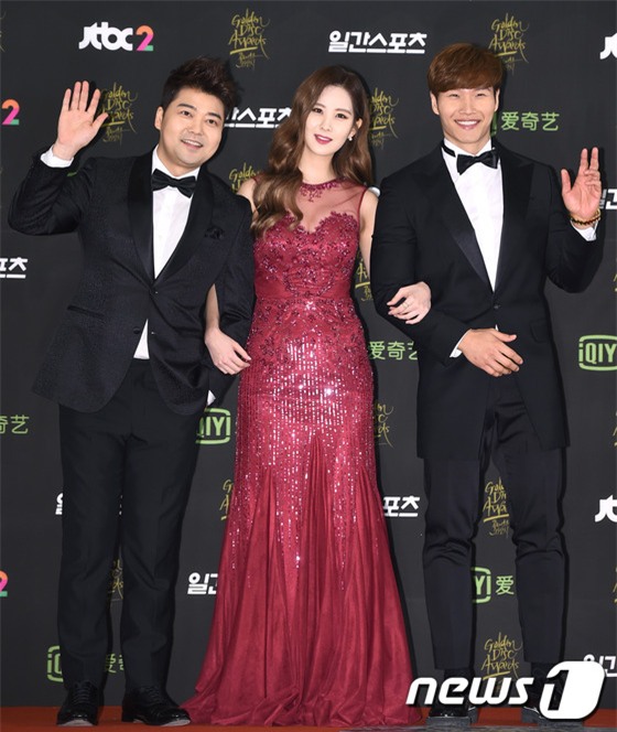 Seolhyun (AOA) lộ chân thâm đốm, Seohyun (SNSD) lộng lẫy trên thảm đỏ Grammy Hàn Quốc - Ảnh 5.