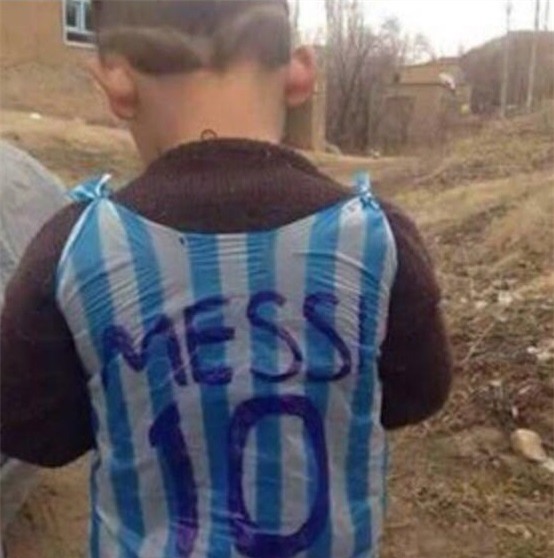 Cậu bé nghèo nhặt túi rác làm áo đấu thần tượng Messi và kết cục bất ngờ - Ảnh 2.
